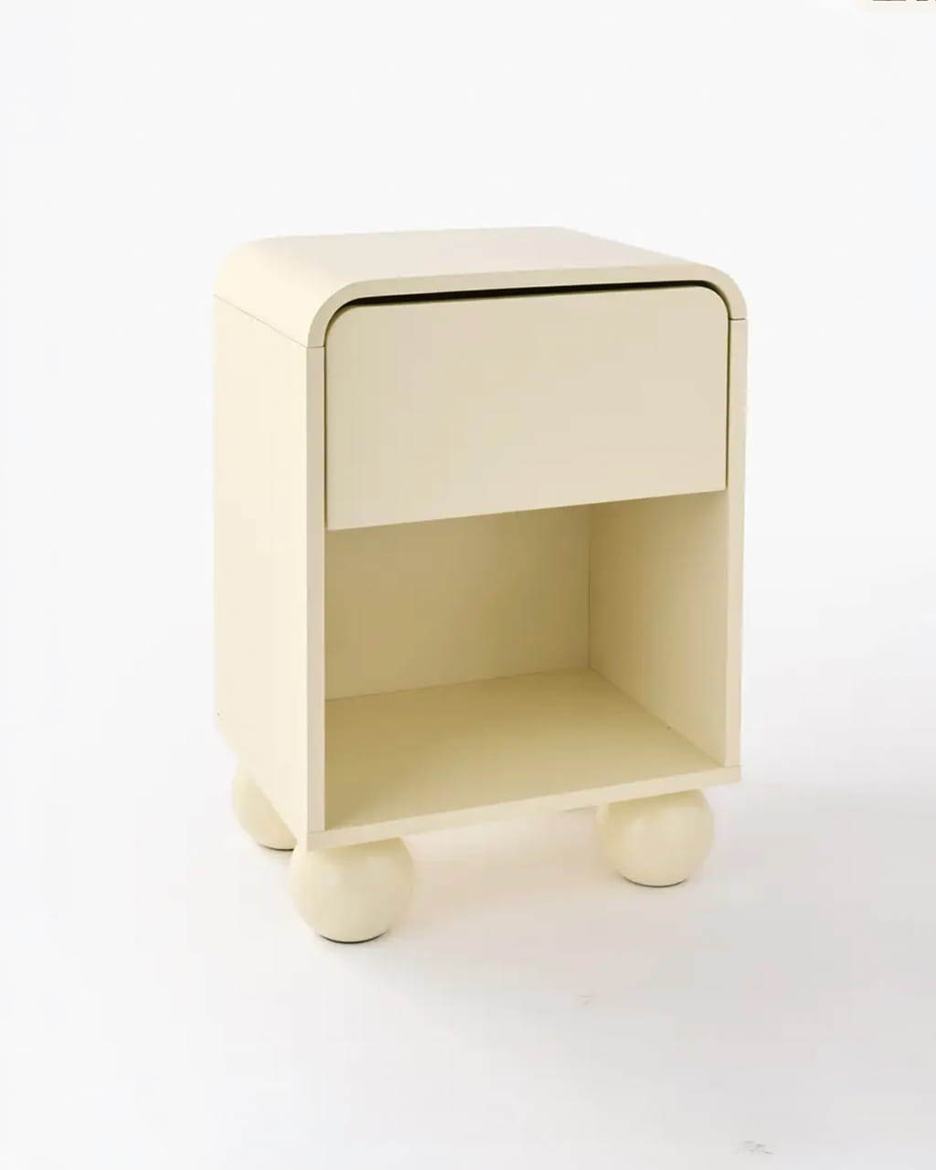 Table de chevet — packshot studio fond neutre