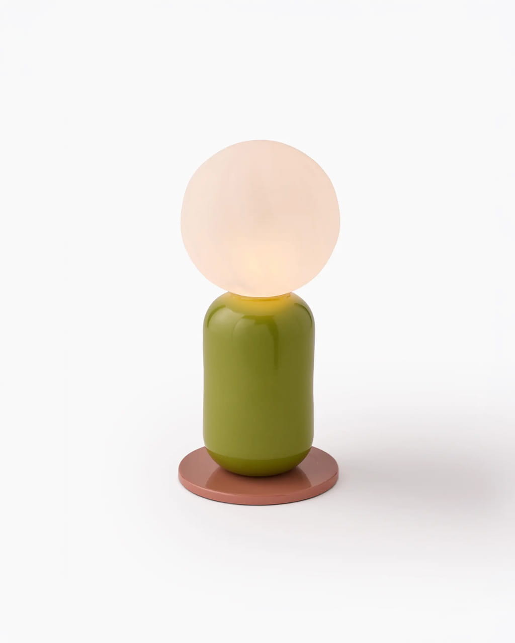 Lampe design — packshot studio fond blanc